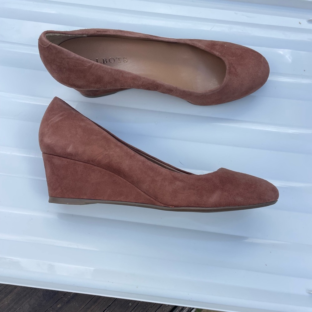Talbots brown suede wedge heel. Never worn great condition.
